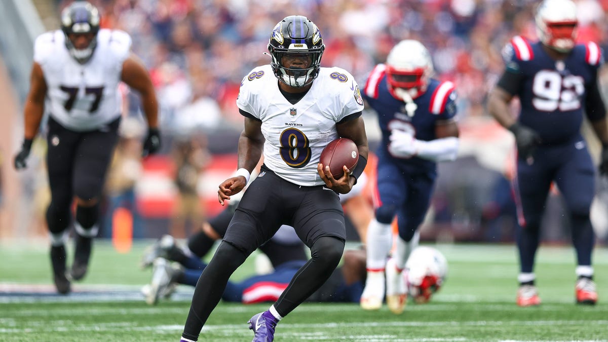 NFL roundup: Lamar Jackson accounts for 5 TDs, Ravens hold off Patriots  37-26