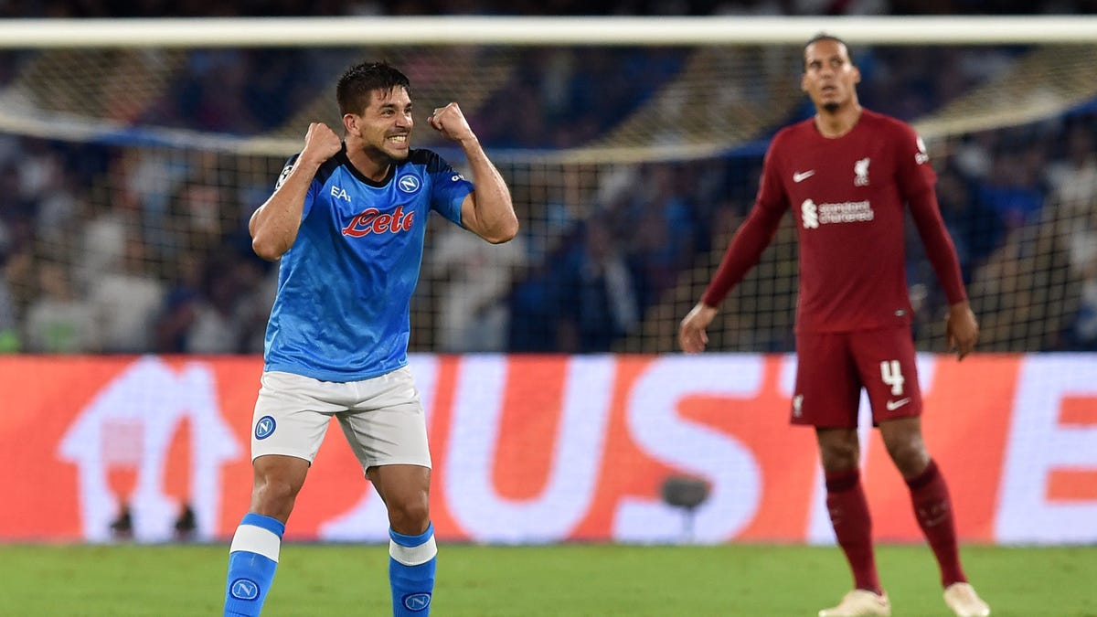 Giovanni Simeone celebrates goal