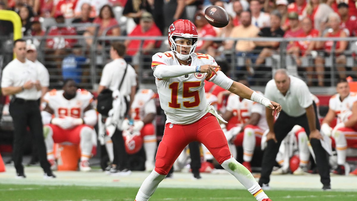 Patrick Mahomes throws on run