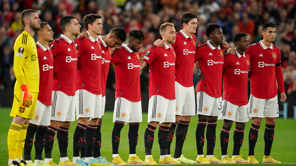 Manchester United players observe a moment of silence for the death of Queen Elizabeth II