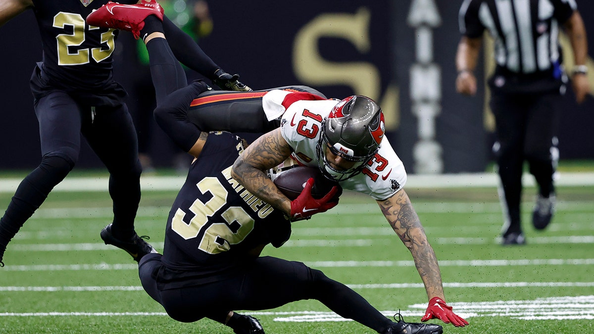 Tyrann Mathieu tackles Mike Evans