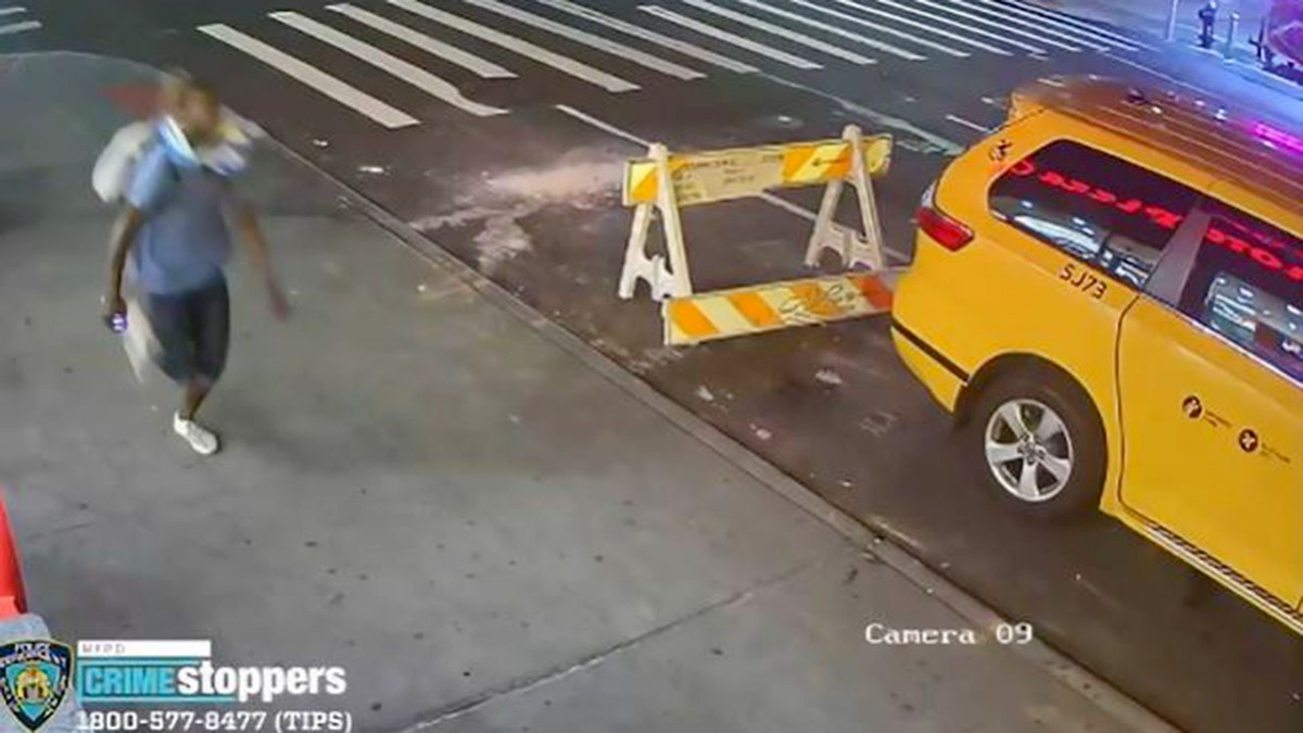 Chair suspect walks away in NYC