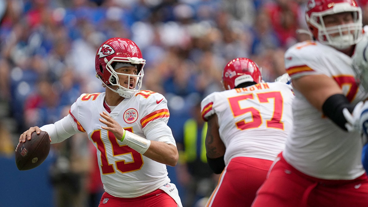 Patrick Mahomes gets ready to pass