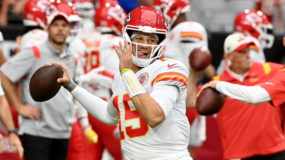 Patrick Mahomes throws