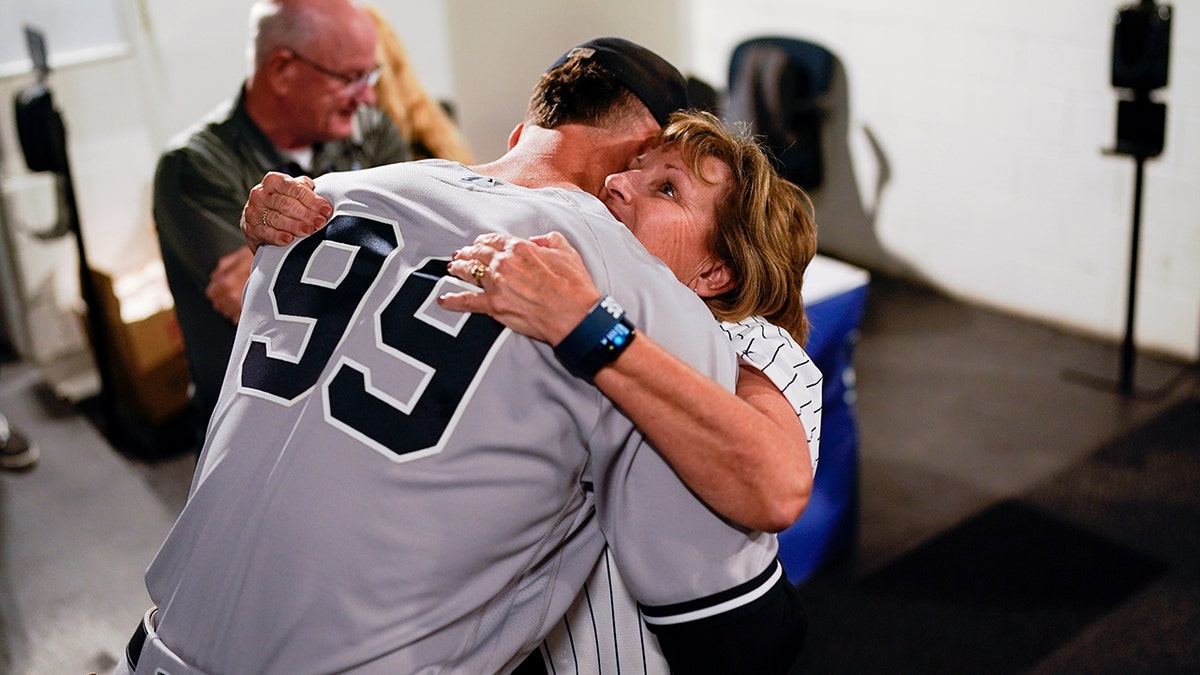 Aaron Judge hugs his mom