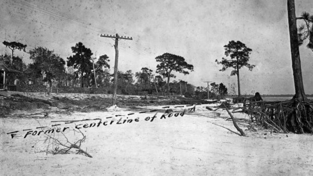 Damage after a hurricane hit Tampa, Florida in 1921