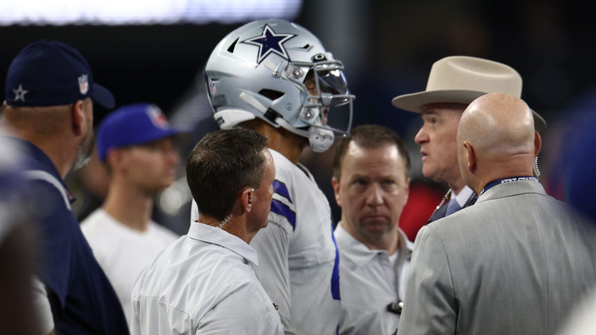 Dak Prescott talks with trainers