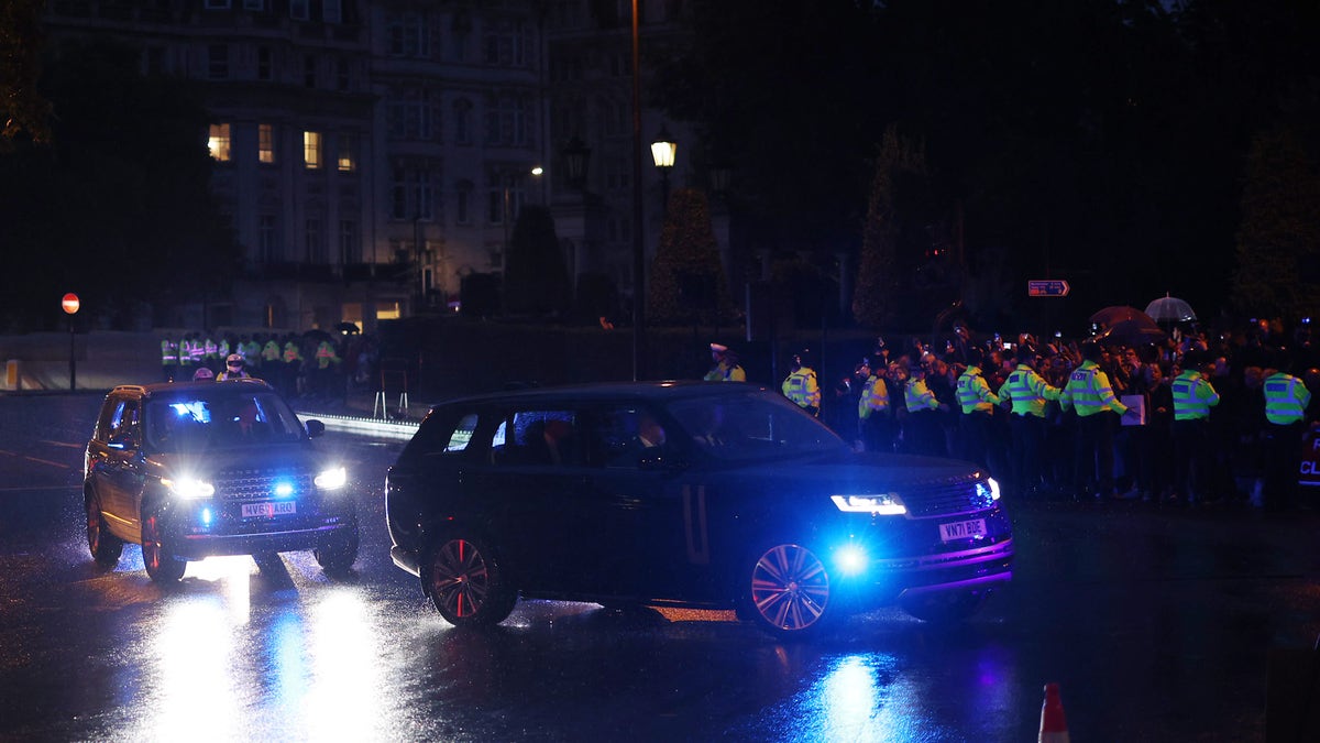 Prince William and Kate Middleton travel to Buckingham Palace