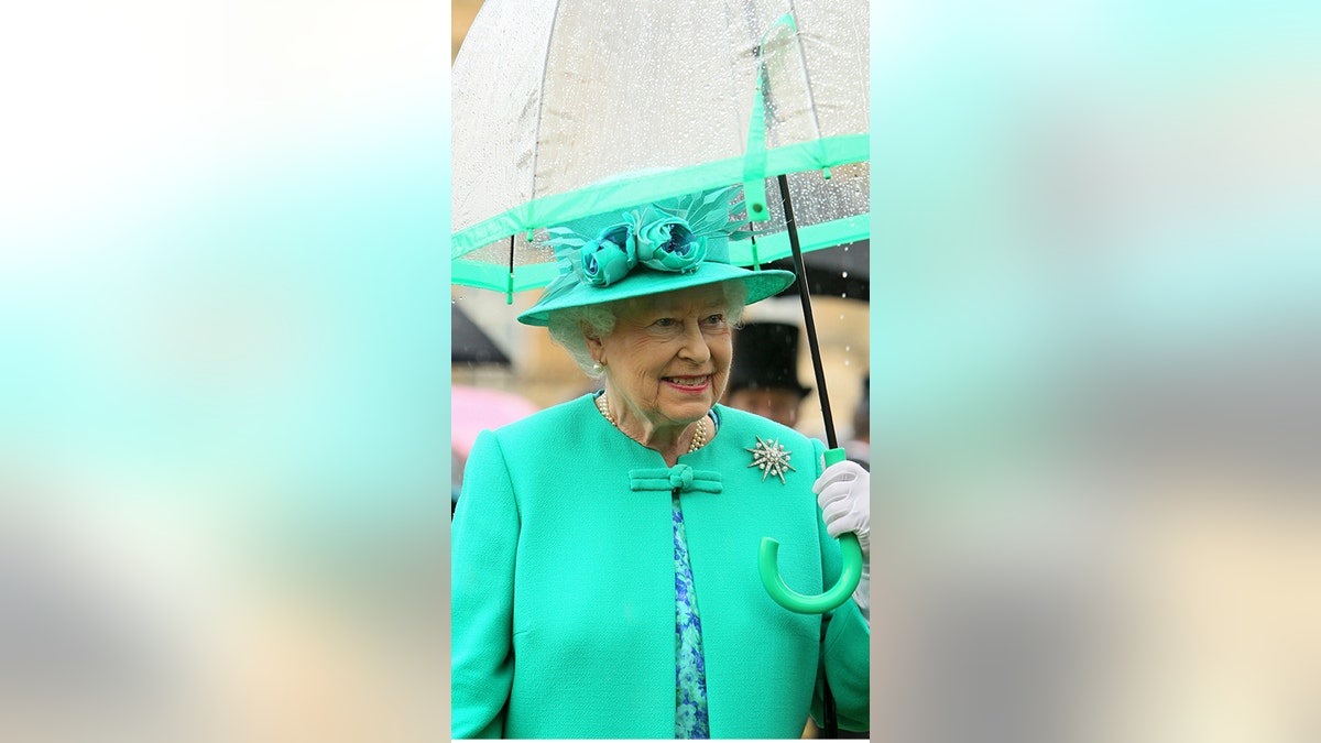 Queen Elizabeth's Handbag A Style Hit (PHOTOS)