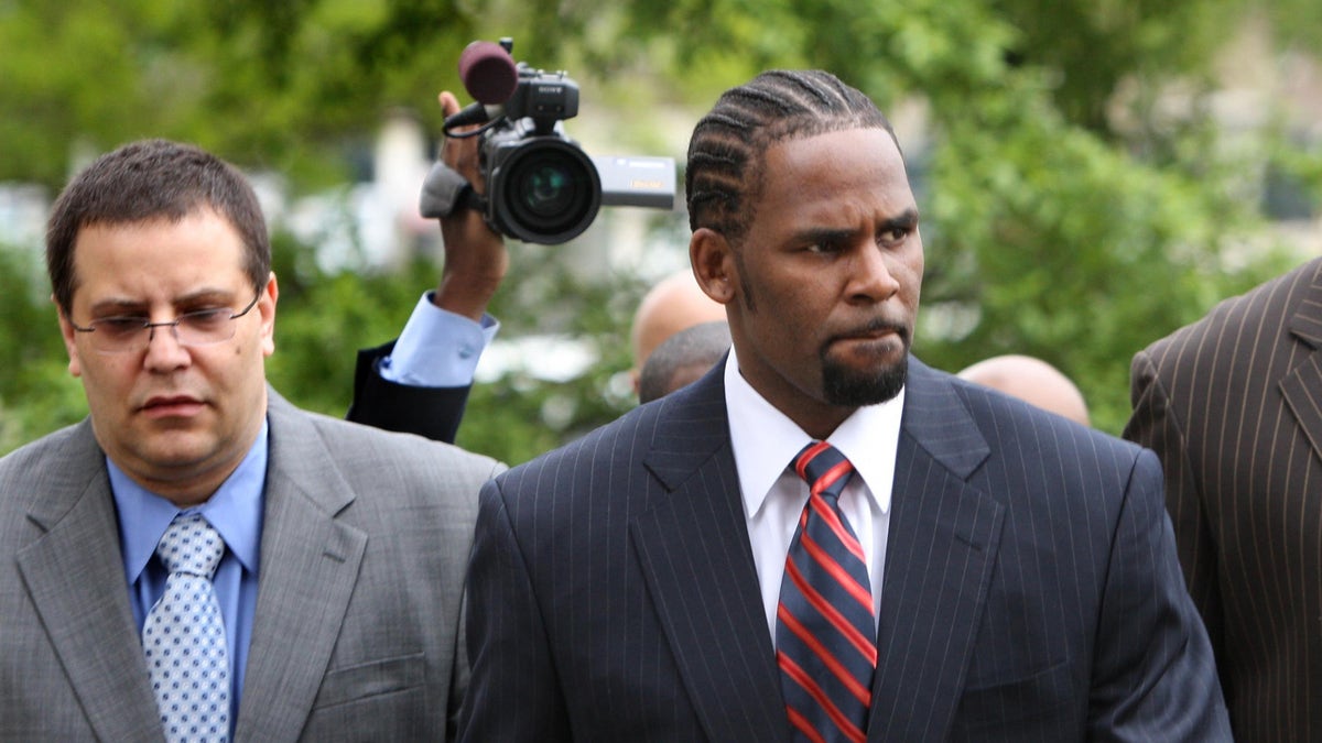 R. Kelly leaving Cook County Courtroom