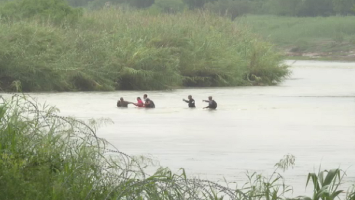 Texas border crossing migrants