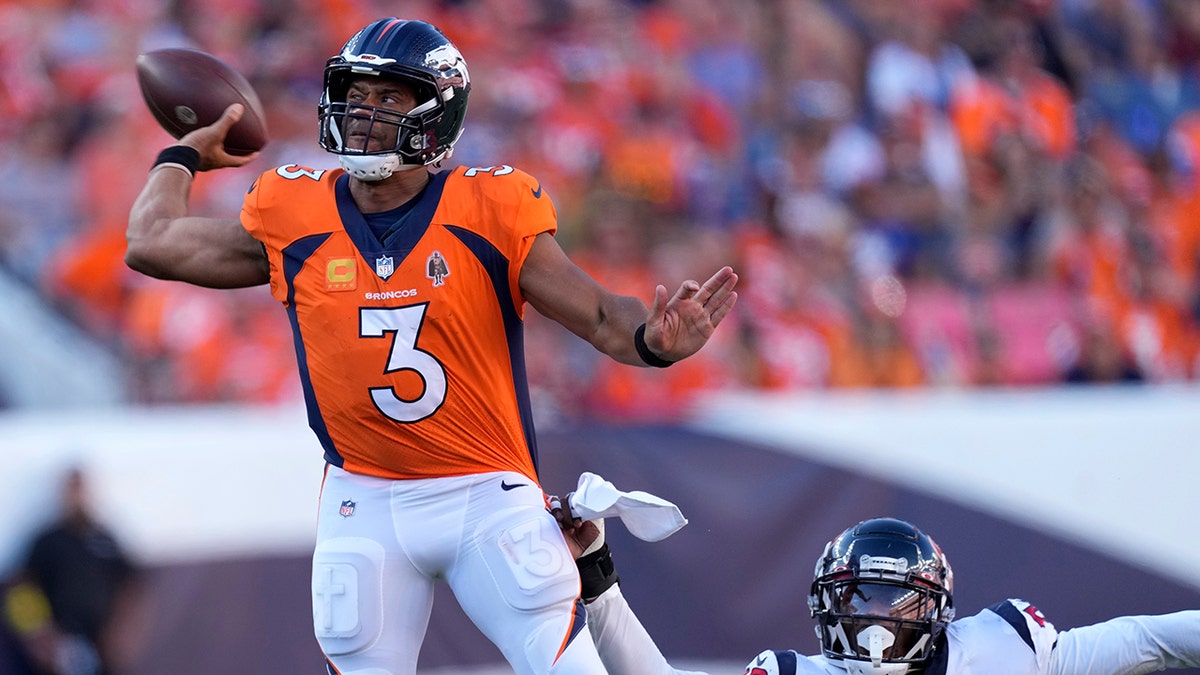 Russell Wilson throws 3 TDs, Broncos rally from 21 down to top Bears 31-28  – FOX21 News Colorado