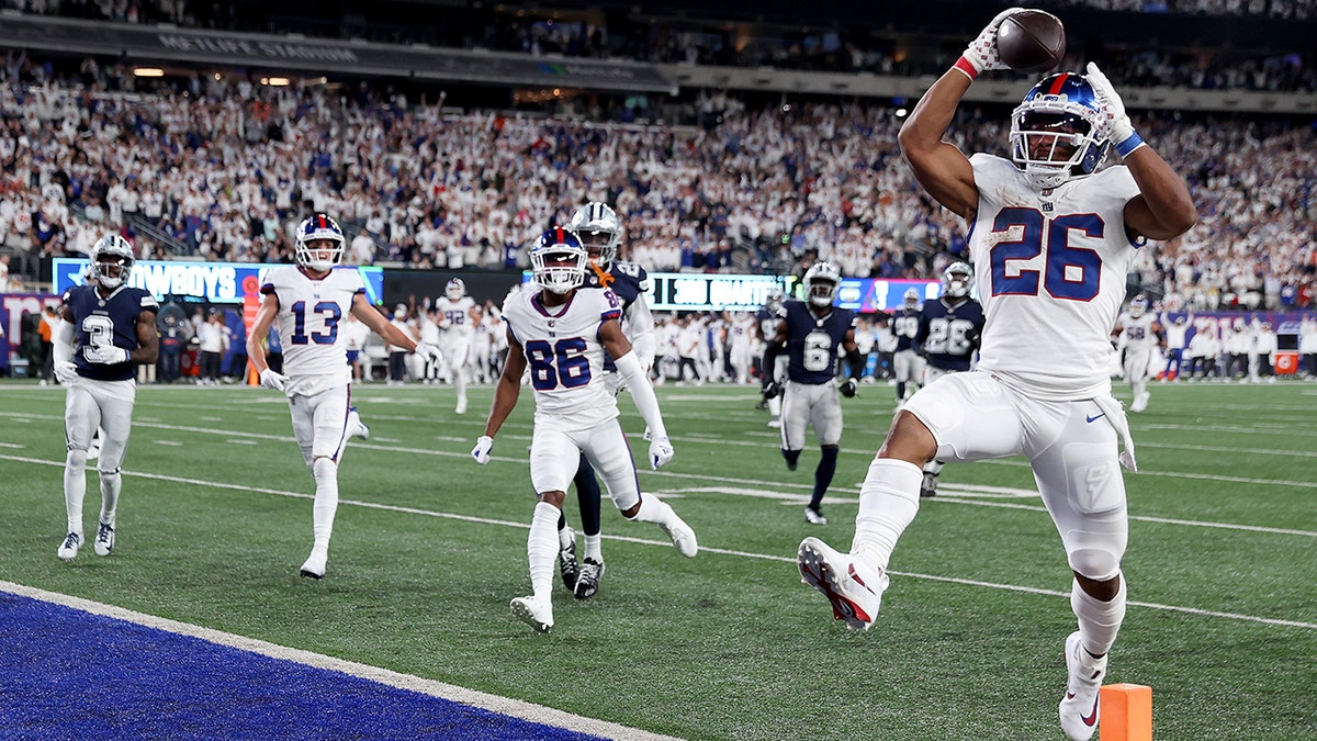 Saquon Barkley scores a touchdown