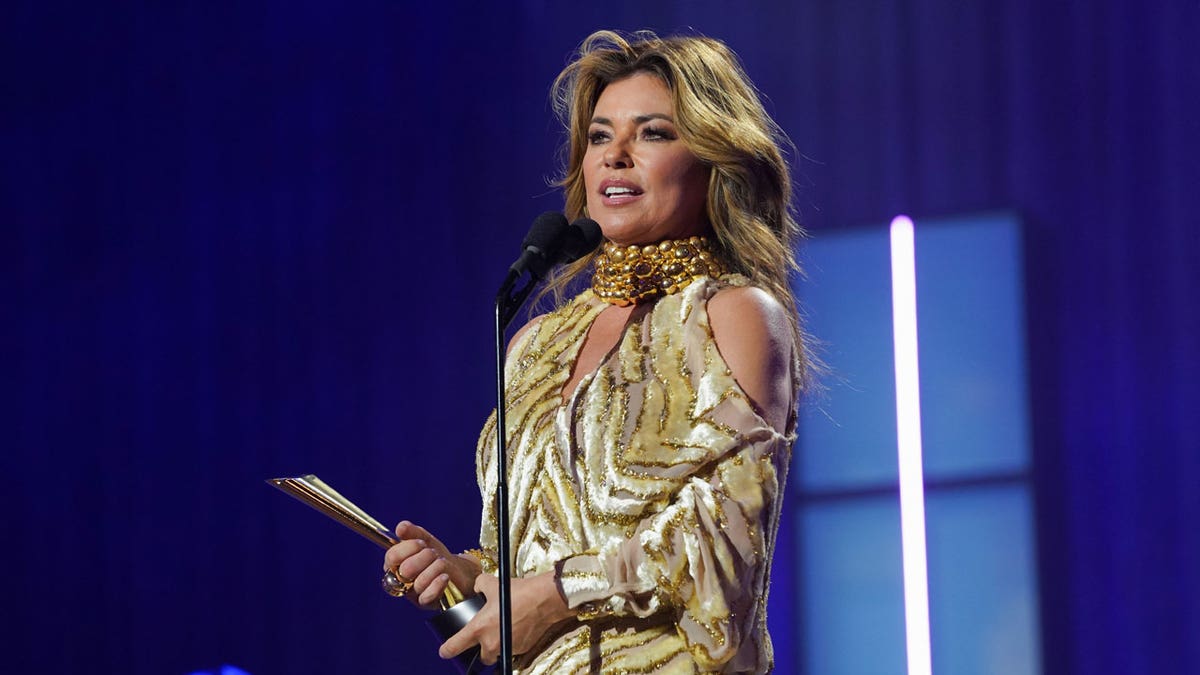 Shania Twain accepts an award at the ACM Honors