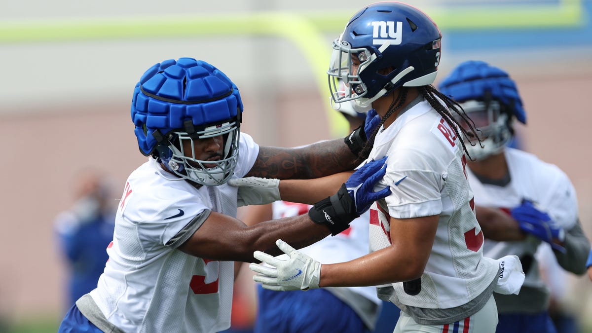 Kayvon Thibodeaux rushes during practice