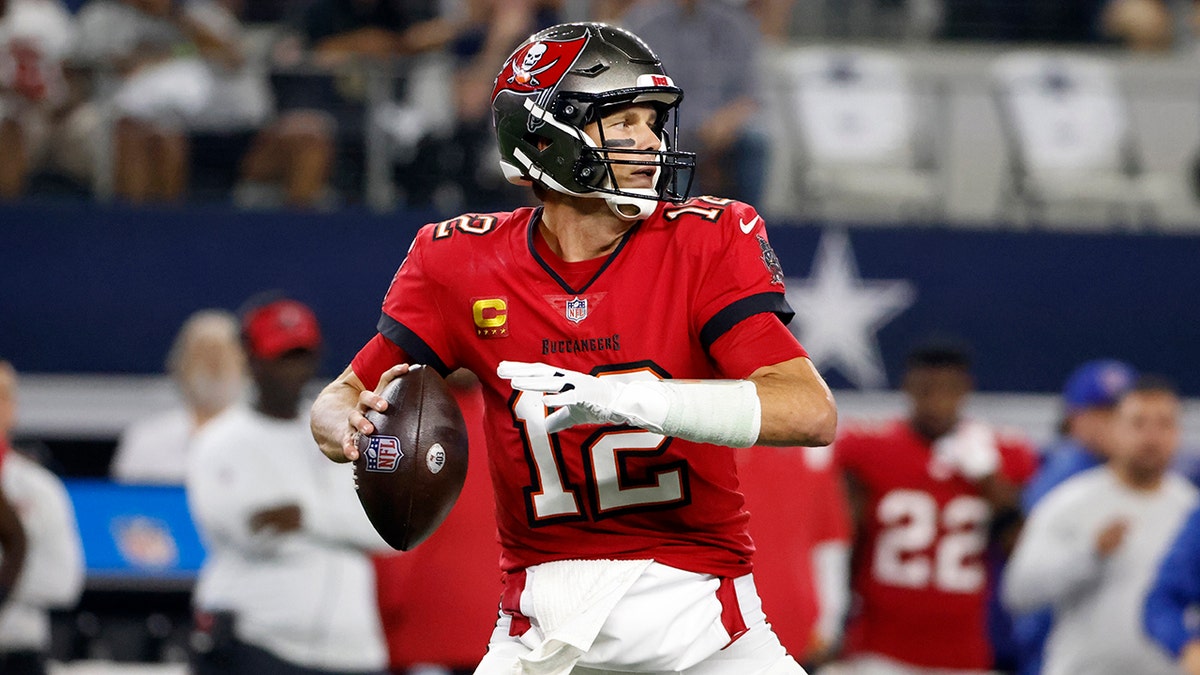 Tom Brady drops back