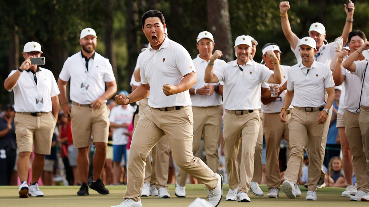 Tom Kim celebrates putt