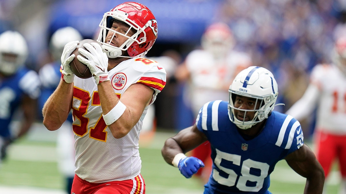 Travis Kelce catches a ball