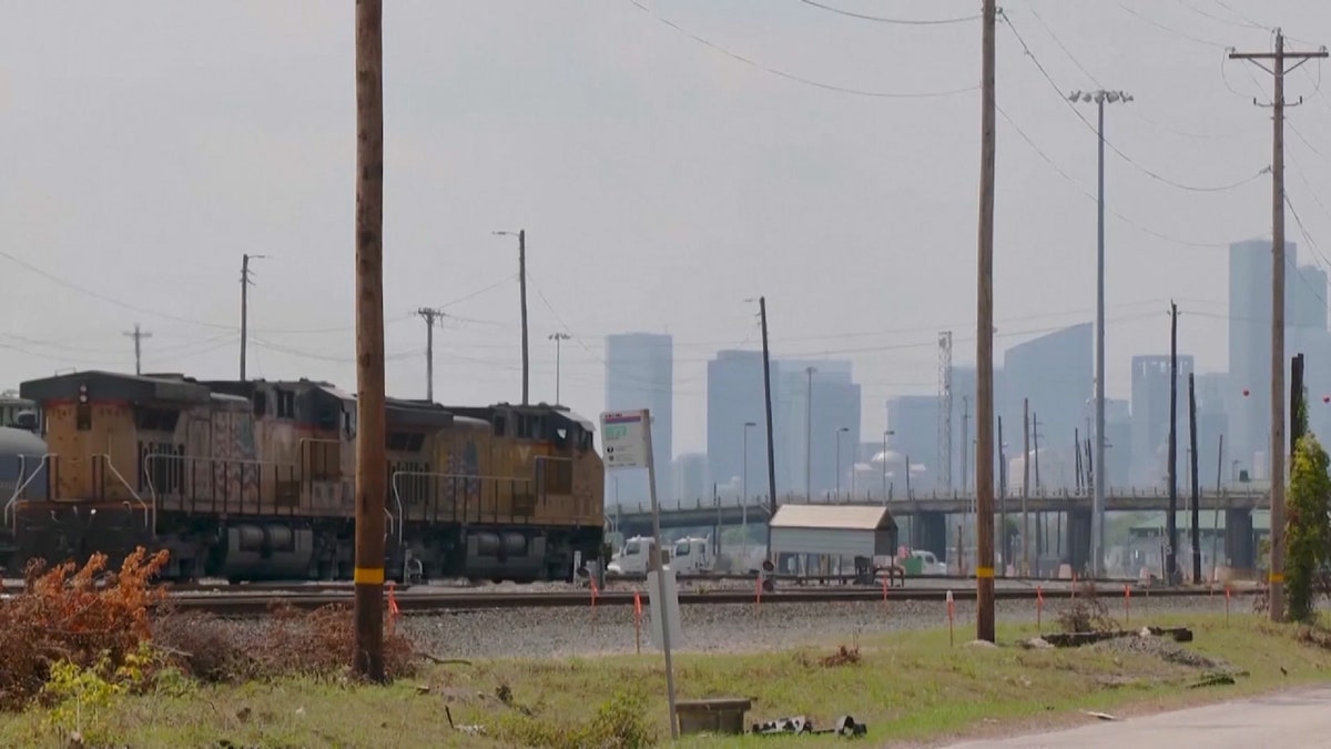 The biggest freight railroads and union leaders reached a tentative labor agreement. 