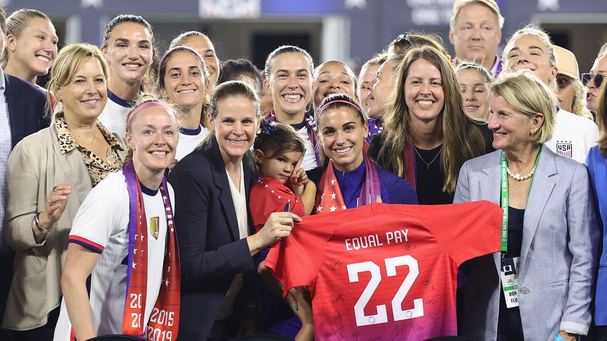 U.S. national soccer signs historic equal pay agreement in Washington, D.C. thumbnail