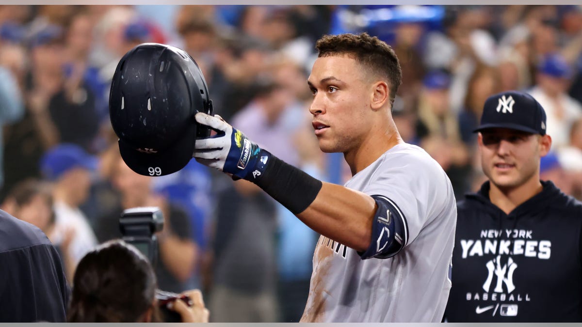 Aaron Judge tips helmet to crowd