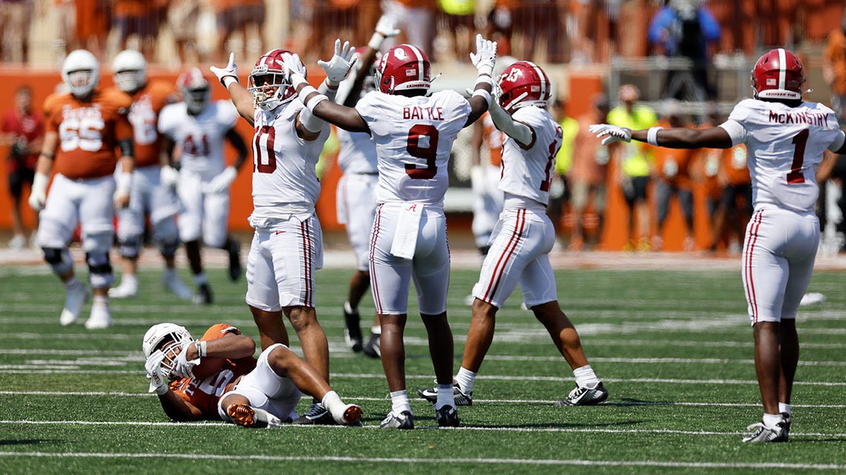 Alabama celebrates against Texas