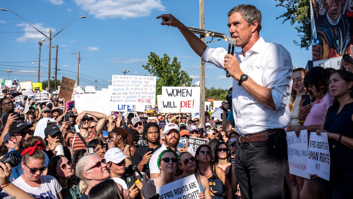 Beto O'Rourke speaks at campaign event