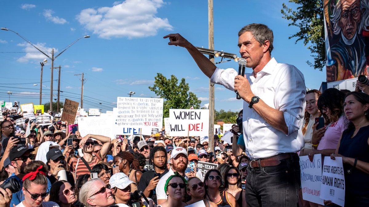 Beto O'Rourke speaks at campaign event