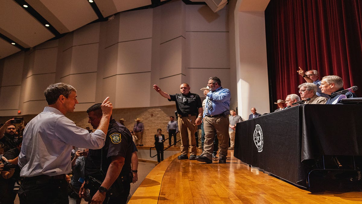 Beto interrupts Abbott's press conference