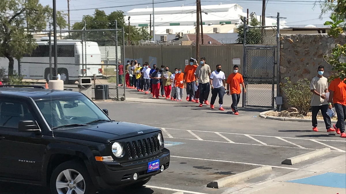 A picture showing a long line of migrants waiting for assistance 