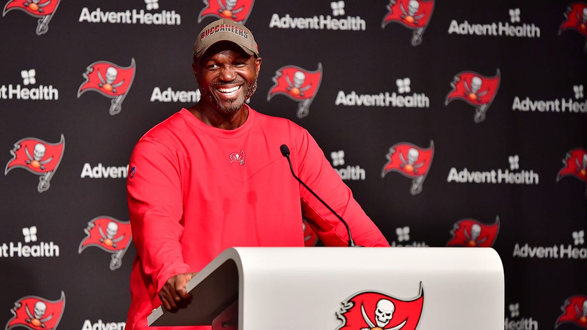 Buccaneers Coach Todd Bowles Graduates From College, Fulfills Promise to  Late Mother