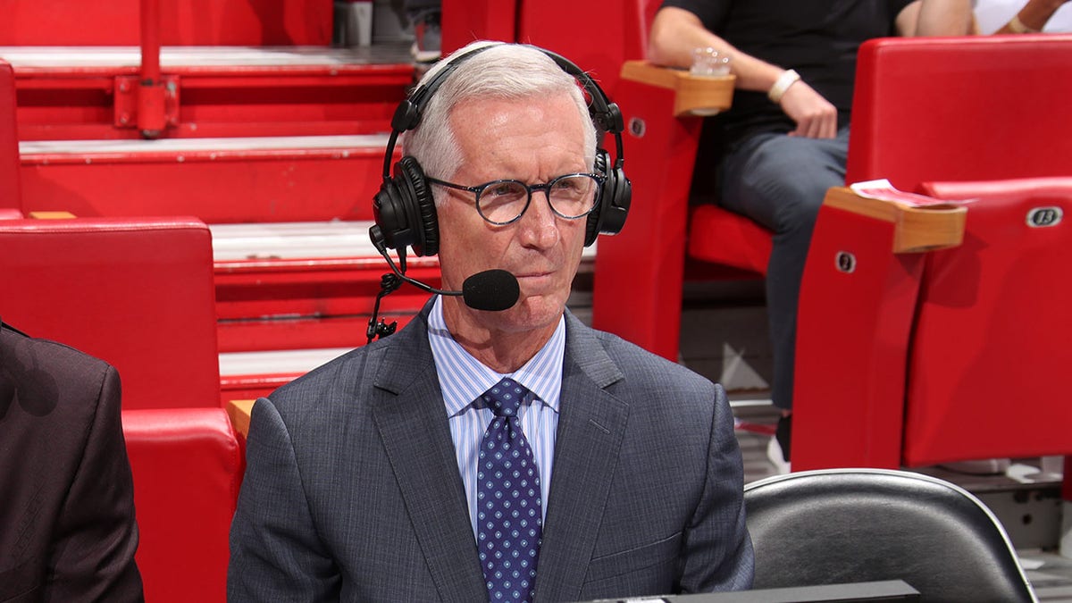 Mike Breen broadcasting