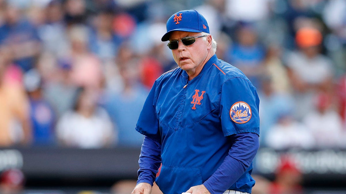 Buck Showalter walking to dugout