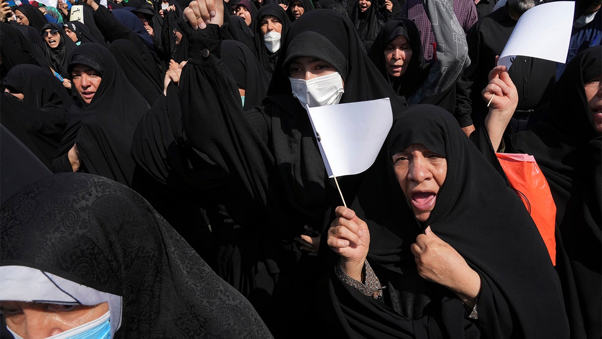 Iranian protesters support the government in Tehran