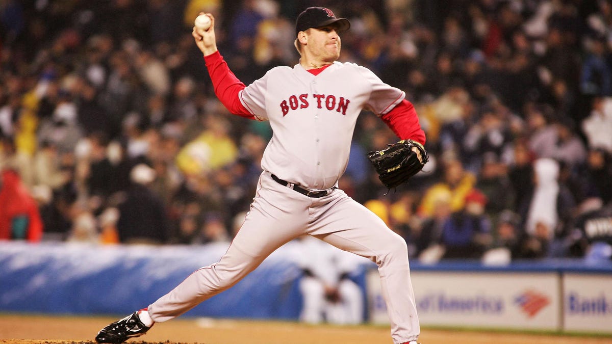 Curt Schilling pitches with bloody sock