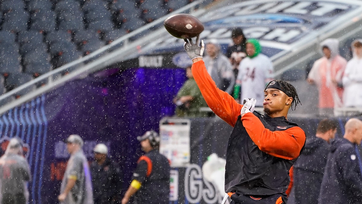 Fox added digital field marks to Bears-49ers after rain washed them away