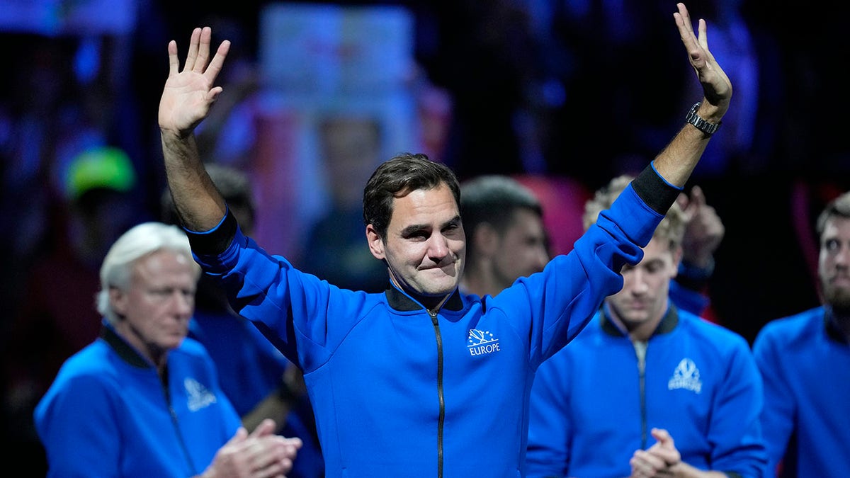 Roger Federer salutes crowd