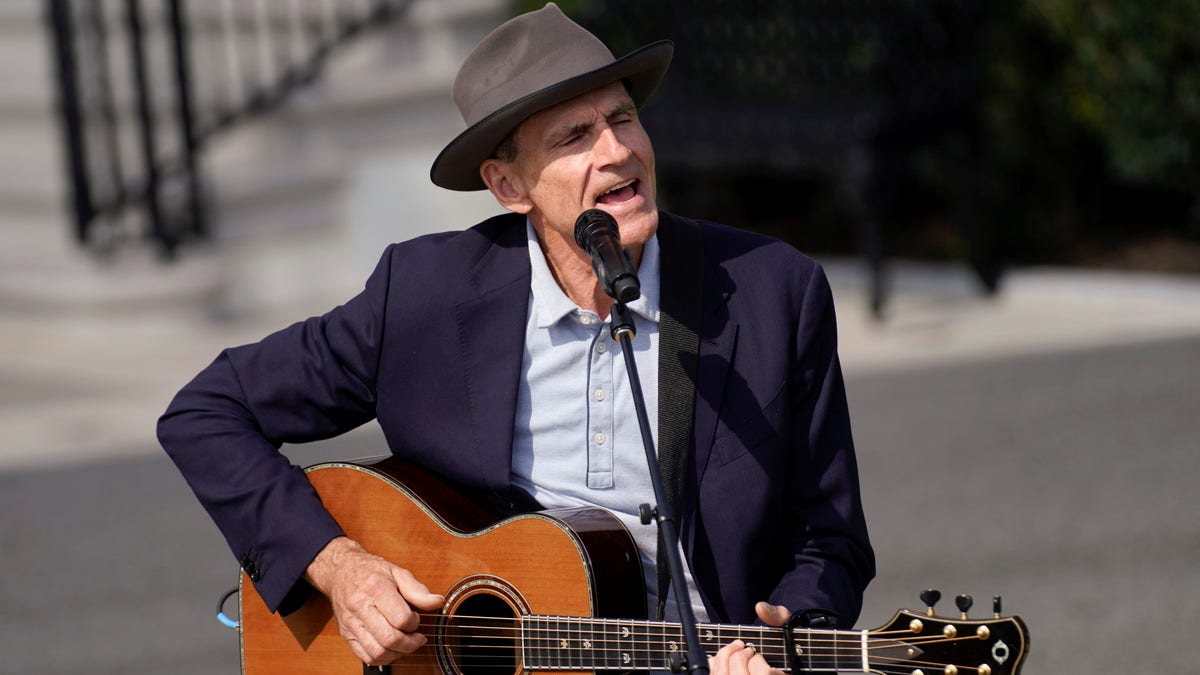 James Taylor sings on the White House Lawn