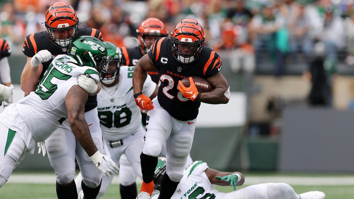 Joe Mixon carries the ball against Jets