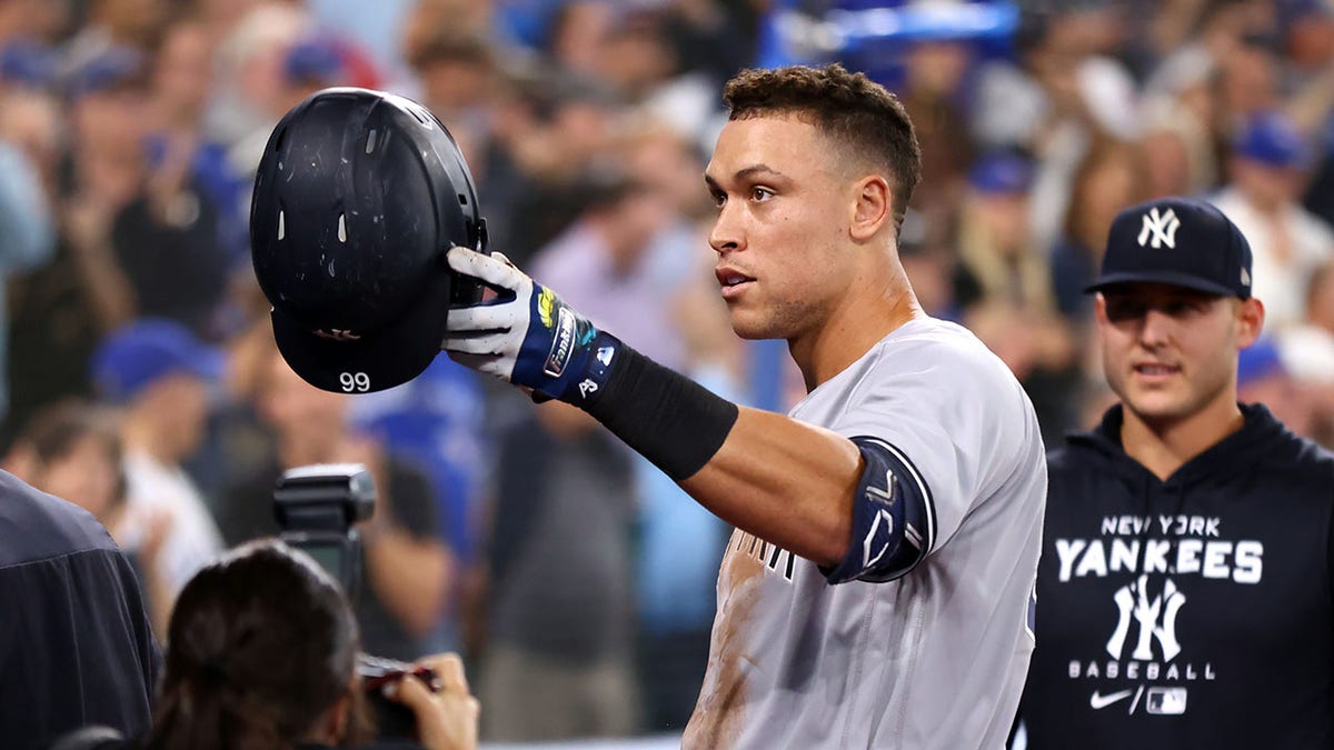 Aaron Judge salutes after 61