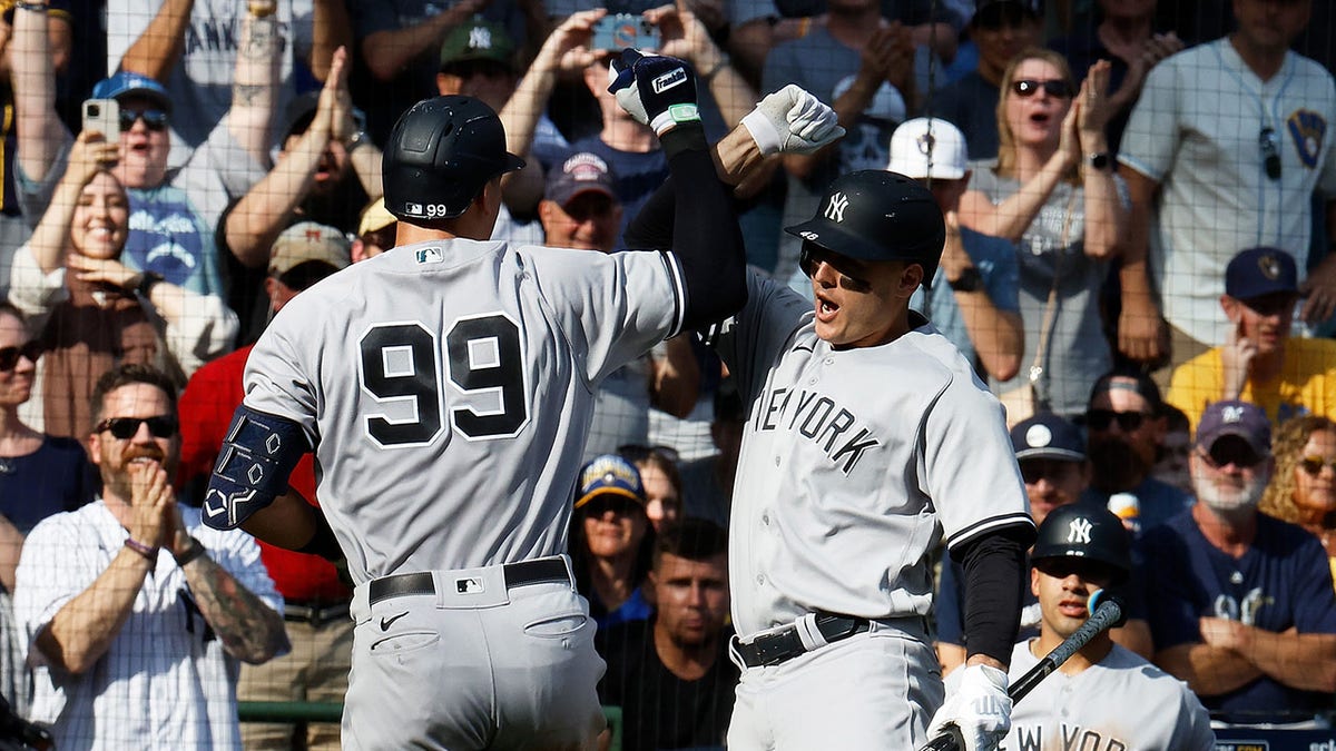 Aaron Judge and Anthony Rizzo celebrate home run
