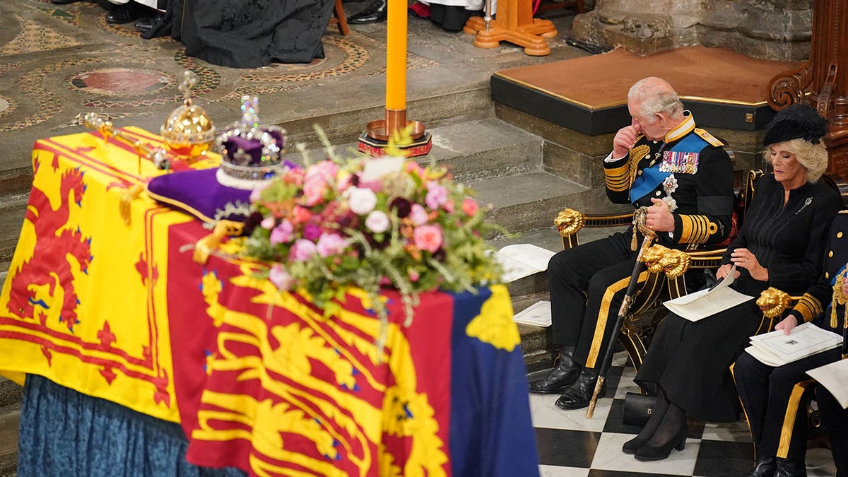Prince Harry appeared 'traumatized' at Queen Elizabeth II's funeral ...