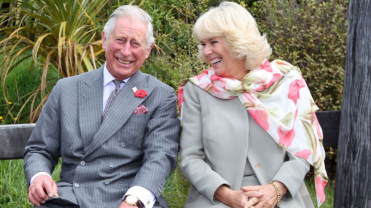 Rei Charles rindo com sua esposa Camilla