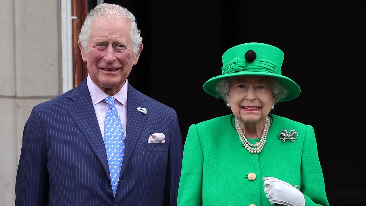 Rei Carlos III com a Rainha Elizabeth II na varanda do Palácio de Buckingham no Jubileu de Platina