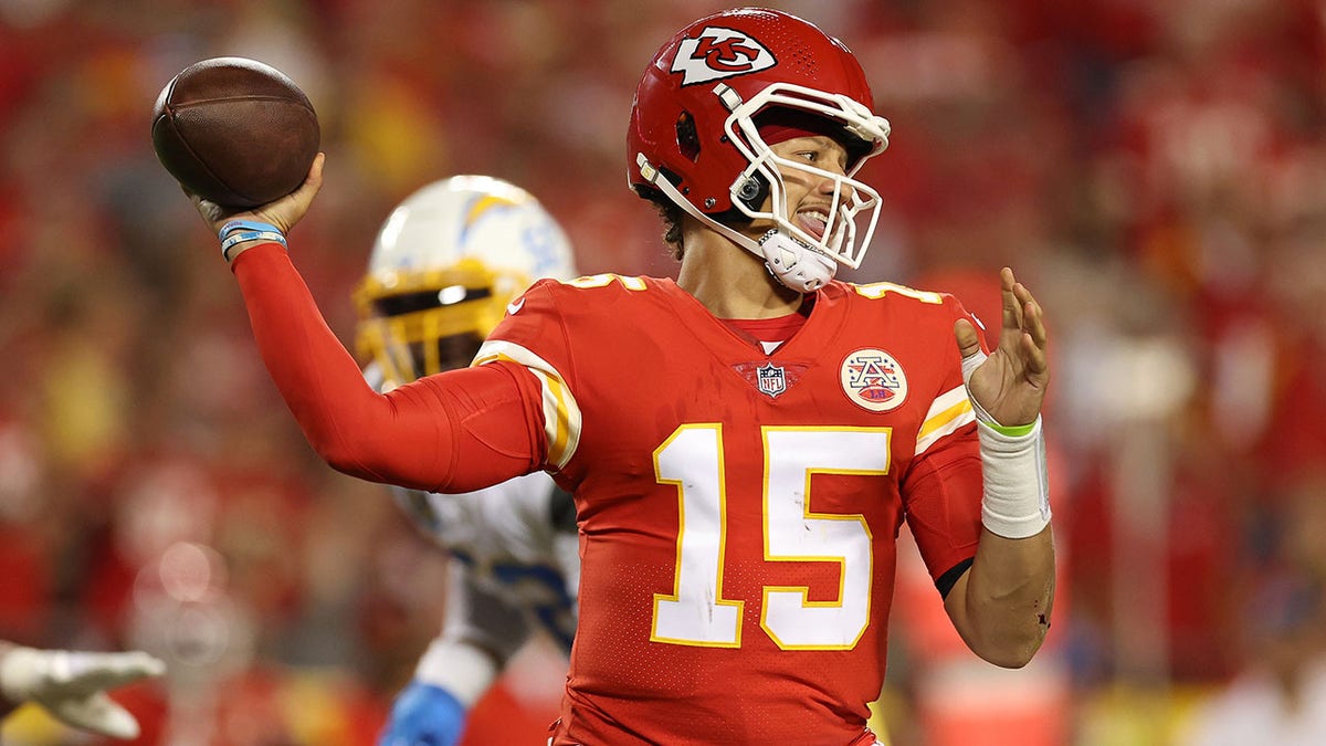 Patrick Mahomes throws