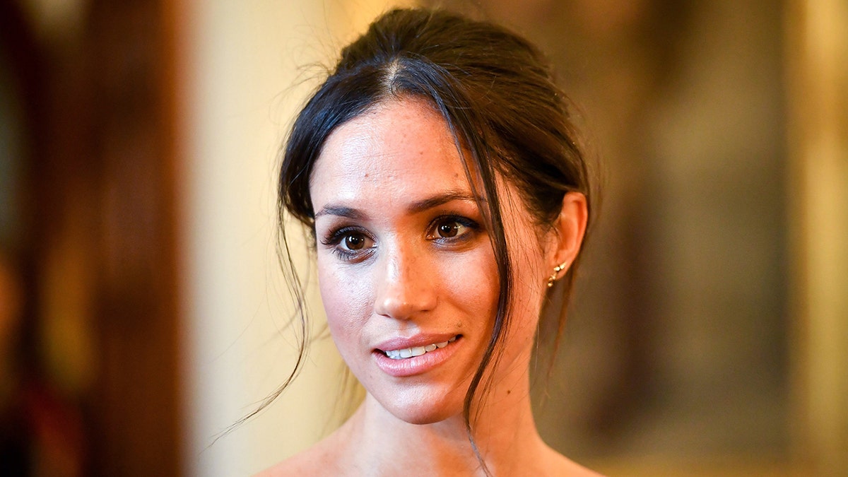 Meghan Markle smilng