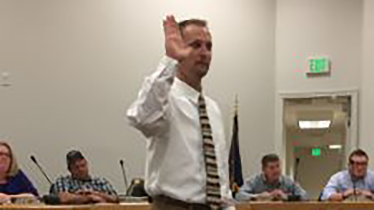 Moroni Utah mayor raises right hand