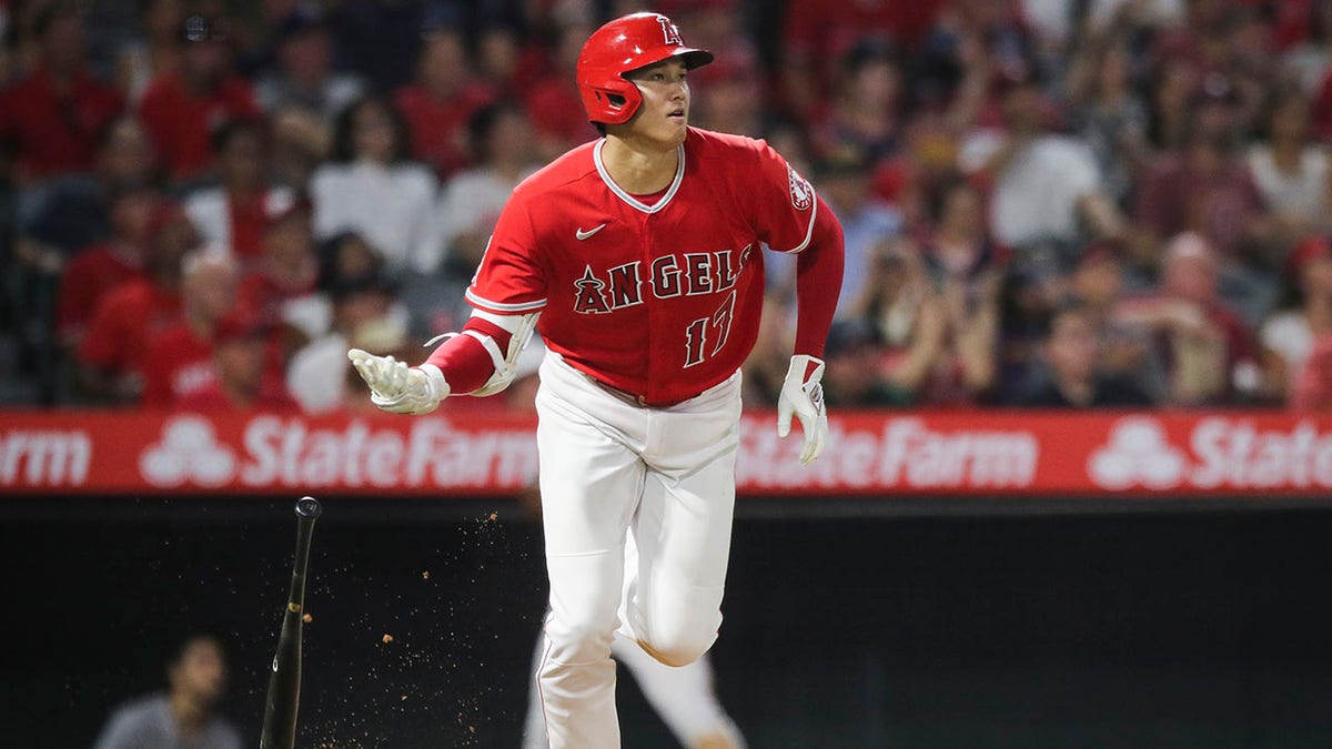 Shohei Ohtani watches home run