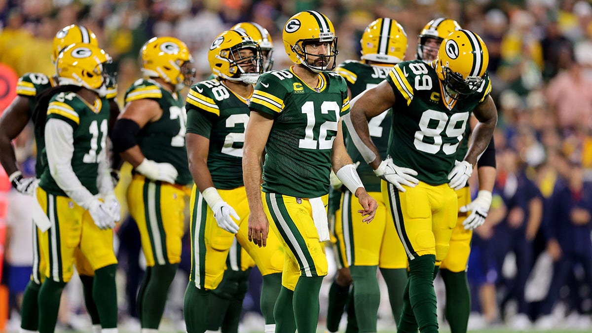 Packers Playoff Bound, Beat Bears in Rivals' 200th Game, Chicago News