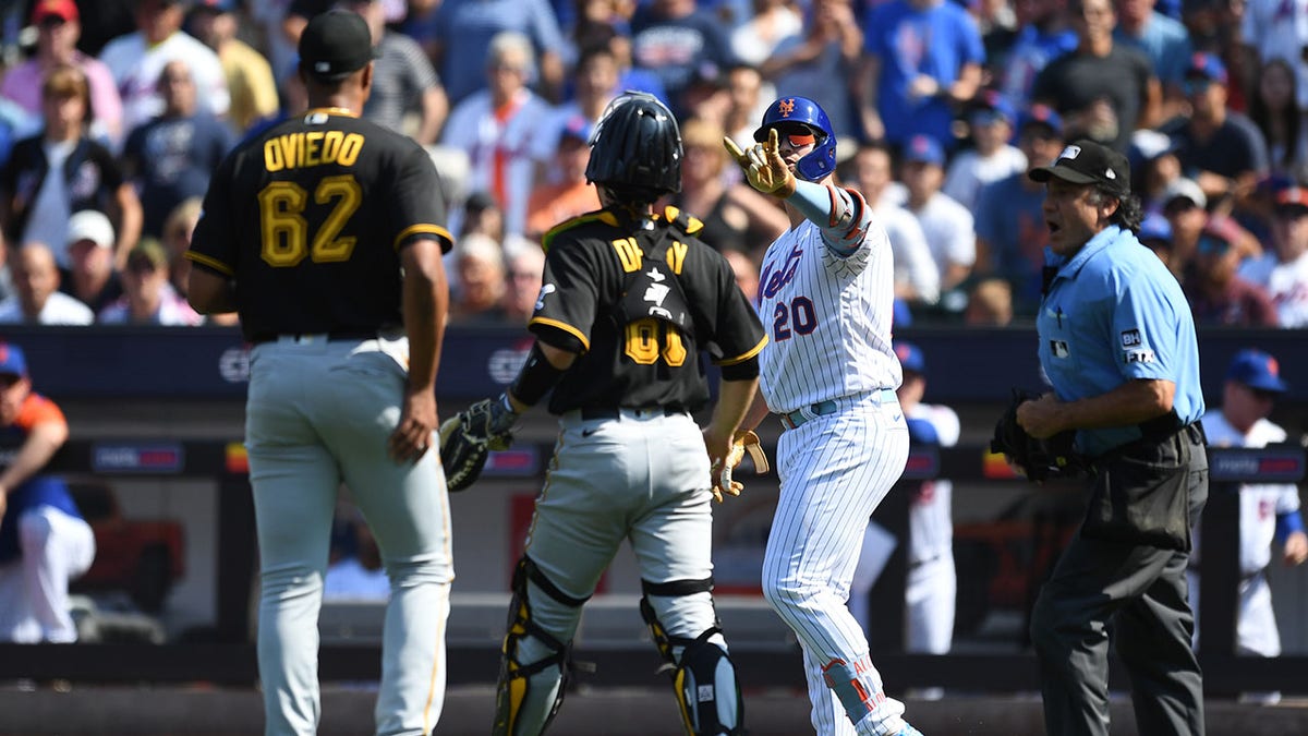 Pete Alonso chirps Johan Oviedo